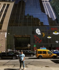 The man in front of Trump tower on Manhattan #trumptower #awesomeshots #cutpic #worserphoto #sliceoflife